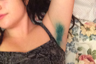 Kolorowe włosy pod pachami