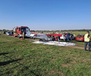 Wypadek podczas Mikrolotowych Mistrzostw Podlaskiego w Łomży - samolot uderzył w samochody