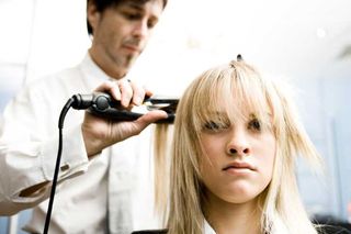 Wizyty domowe maniciurzystek i fryzjerów. Co możesz złapać poza koronawirusem