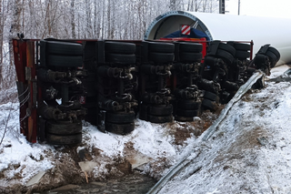 Transport ogromnego sprzętu zatrzymał ruch. Utrudnienia potrwają co najmniej dobę!
