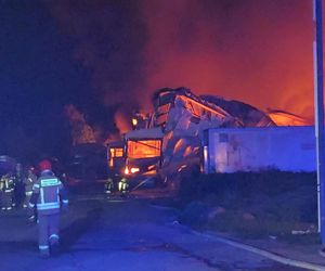 Warszawa. Pożar hal magazynowych w Kawęczynie [ZDJĘCIA]