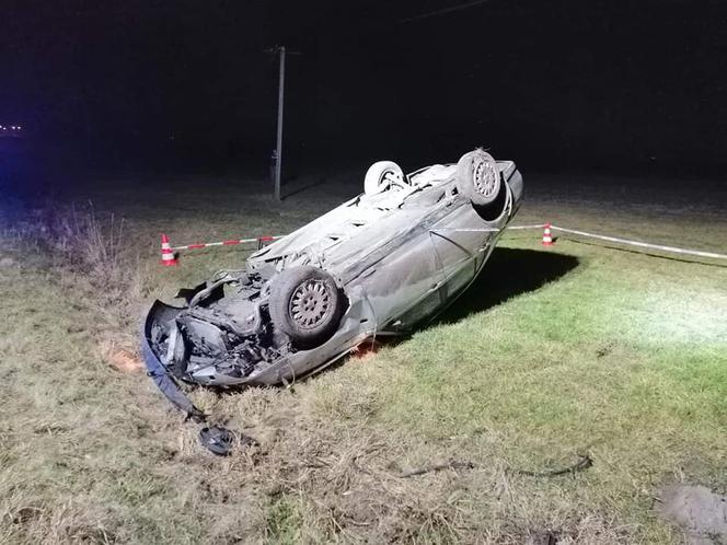 Dachowanie w gminie Rusiec. Przyczyna? Niestety, standardowa - prędkość i...