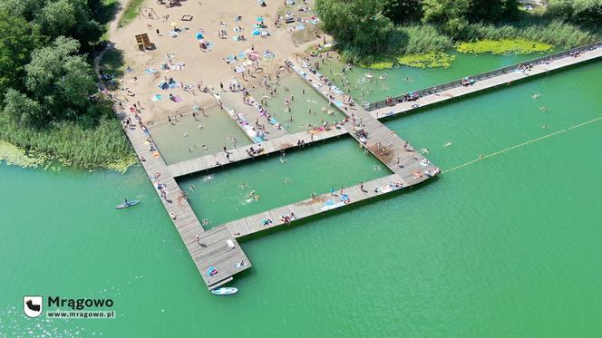 Ogromny pomost i piaszczysta plaża. To miejsce na Mazurach przyciąga tłumy turystów. Zobacz zdjęcia