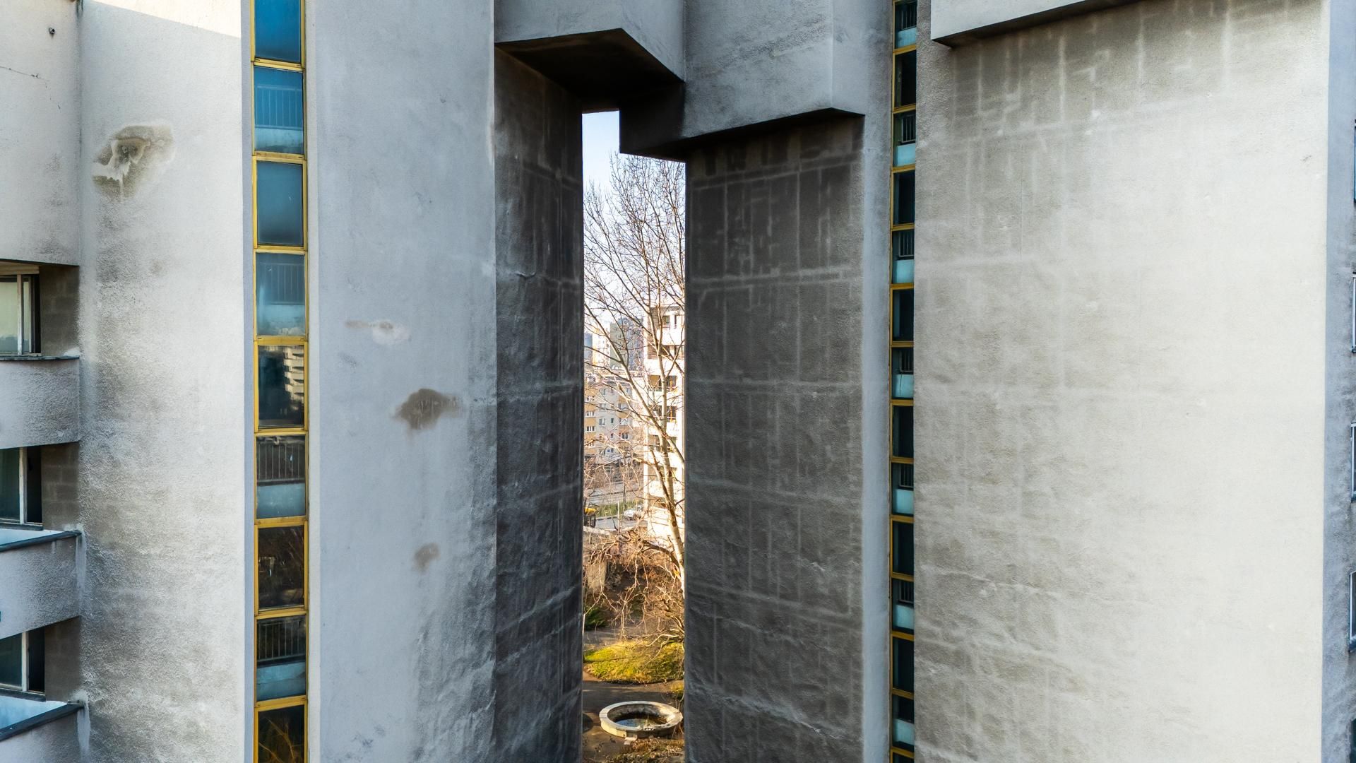 Szpiegowo z lotu ptaka. Blok na Sobieskiego 100 w Warszawie