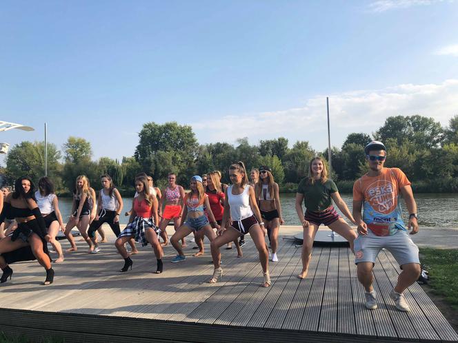 ESKA Summer City ćwiczyła pole dance na plaży razem z Pole Dance Insitute