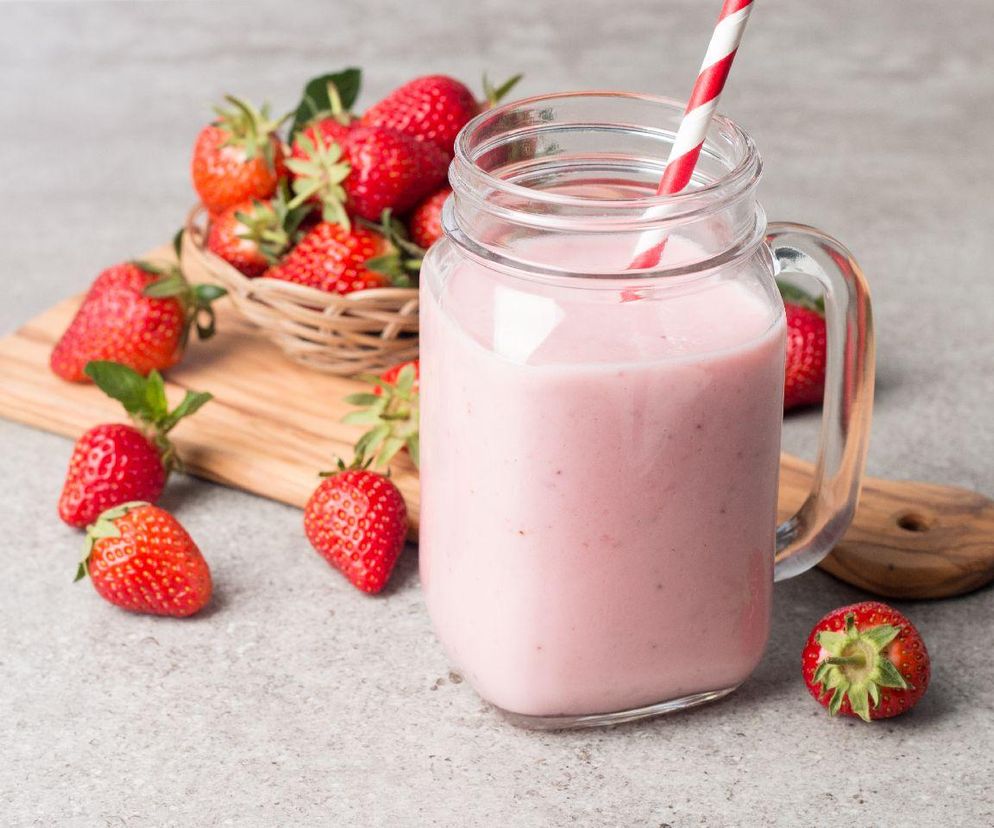 maślanka z truskawkami i płatkami owsianymi