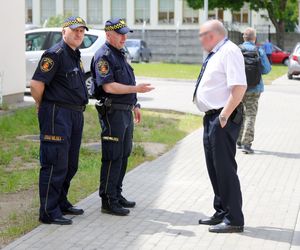 Dostawczy pojazd wbił się w budynek warszawskiego sądu 28.05.2025
