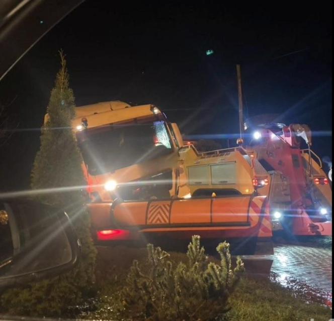 Szalony pościg… za pługopiaskarką. Została „porwana” przez sprawcę wypadku 