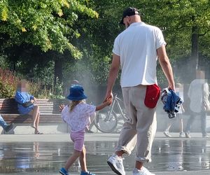 Maciej Pela z córeczkami nad Wisłą