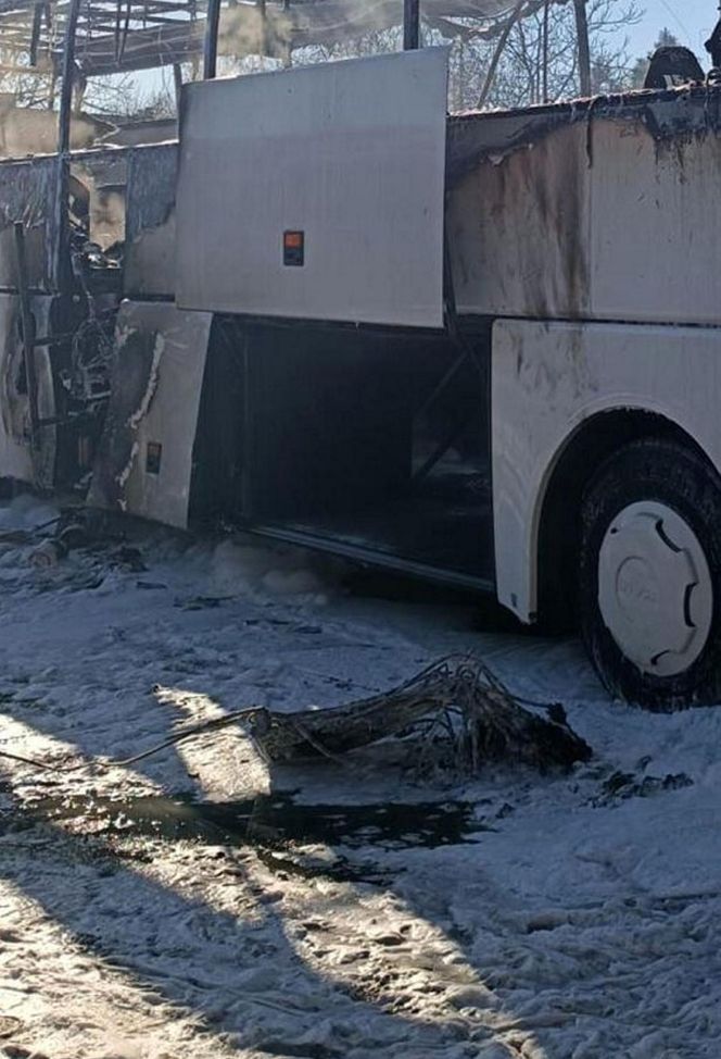  Konstantynów Łódzki. Pożar dwóch autokarów doprowadził do kłębów dymu nad miastem [ZDJĘCIA]