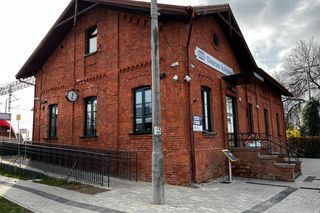 Stary dworzec w Gałkówku po remoncie