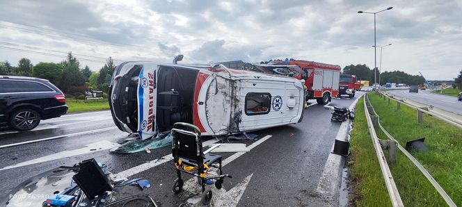 Tuszyn. Wypadek karetki. Uderzyła w nią 35-latka z dzieckiem [ZDJĘCIA]