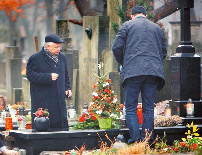 Kaczyński na grobie brata