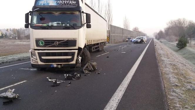 Wypadek teraz w Płocku. 20-latek z bmw uderzył w ciężarówkę!