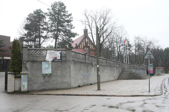 Auta spadają z kościelnych schodów. To kolejny taki przypadek