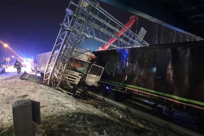 Zderzenie dwóch ciężarówek na DK 92 w kierunku Wrześni! Jedna osoba ranna [ZDJĘCIA]