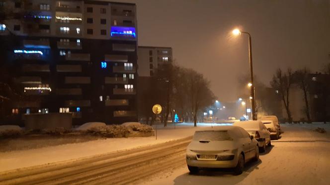 Atak zimy na Śląsku. Na drogach jest armageddon i ślizgawica. Cieżarówki nie mogą podjechać pod wzniesienia [ZDJĘCIA]