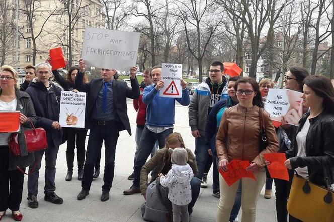 Rodzice domagają się prawa do decydowania o tym, czy szczepić swoje dzieci.