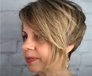 Elegancka fryzura dla kobiet po 60-tce na blond włosy