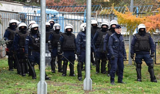 Policja na meczu w Jarosławiu. Kibice wbiegli na murawę 