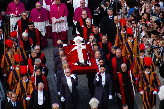 Tak wyglądał pogrzeb Jana Pawła II w Watykanie