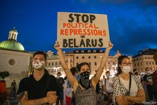 Manifestacja Białorusinów na rynku w Krakowie. Precz z Łukaszenką!