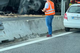 Zambrów: Groźny wypadek na S8 w kierunku Białegostoku. Tir przewrócił się na bok [ZDJĘCIA]