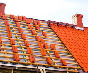 Membrana dachowa – jak wybrać odpowiednią i zabezpieczyć dach na lata? 
