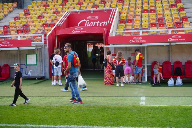 Pożegnianie Murawy na Chorten Arenie. Jagiellonia Białystok rozdaje boisko swoim kibicom