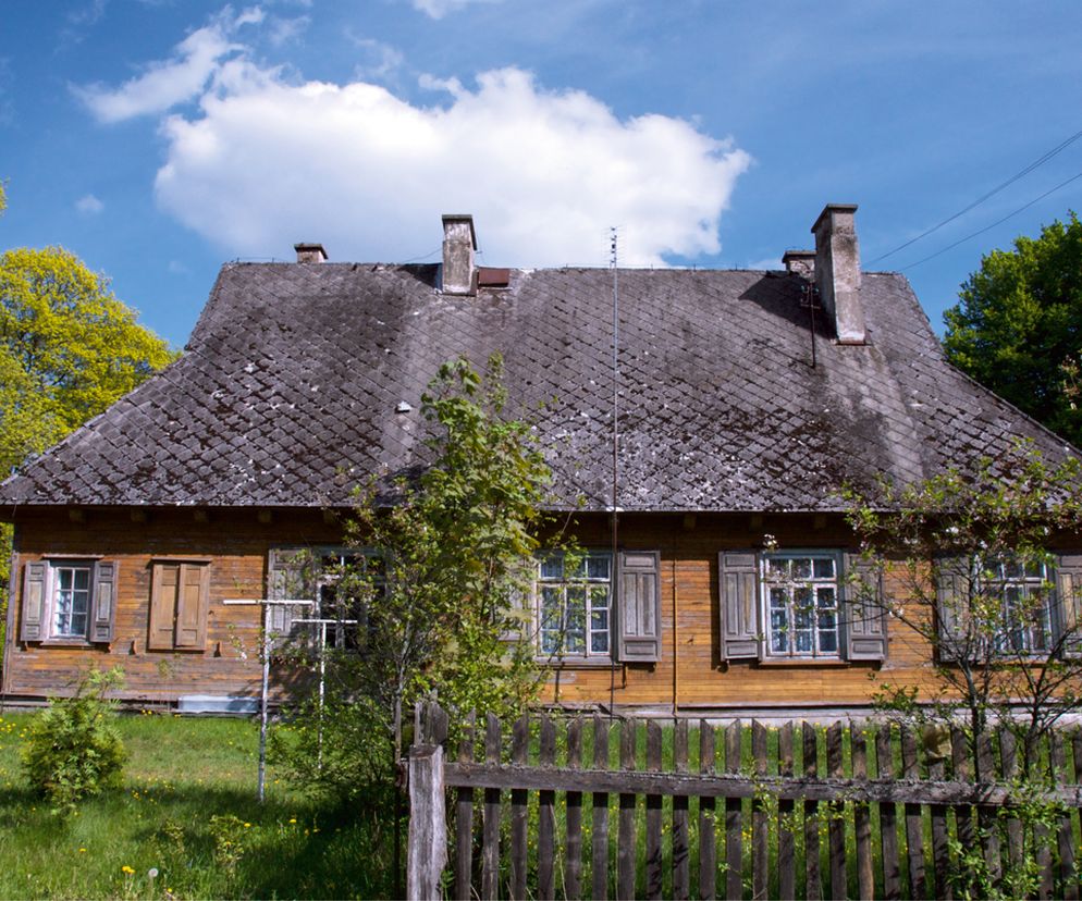 Wyremontowany dworek Rousseau – leśniczówka w Świnorojach. Zabytek budownictwa wiejskiego vc