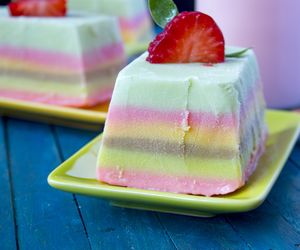 Ptasie mleczko z mleka skondensowanego: przepis na wielokolorowy deser