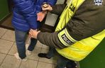 Podał się za urzędnika i powiedział, że musi sprawdzić ogrodzenie. Chwilę później z domu zniknęło 15 tys. zł