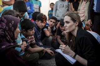 Przybywa nędzy w świecie. Czy Angelina Jolie i Bono niosą pomoc humanitarną?
