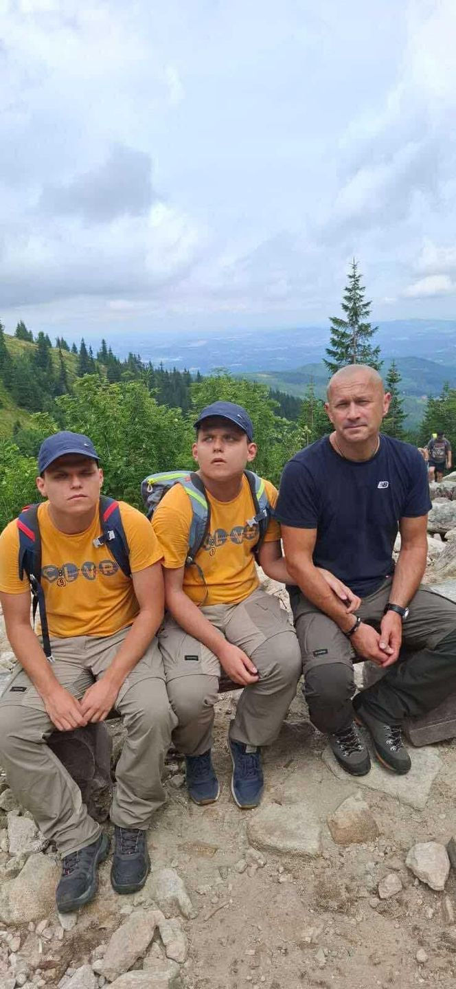 Tata wędruje po górach z synami w spektrum autyzmu. "Prawdziwe szczyty i to te najtrudniejsze, zdobywamy każdego dnia"