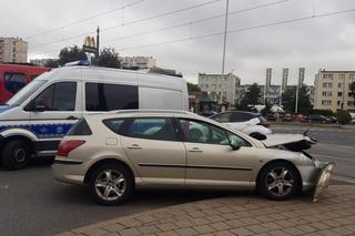 Groźny wypadek na Retkini. Zderzenie karetki pogotowia z peugeotem