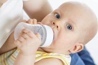 Karmienie sztuczne niemowlaka: jak przygotować mieszankę do karmienia