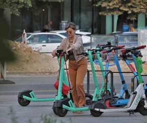 Monika Richardson pędzi na hulajnodze