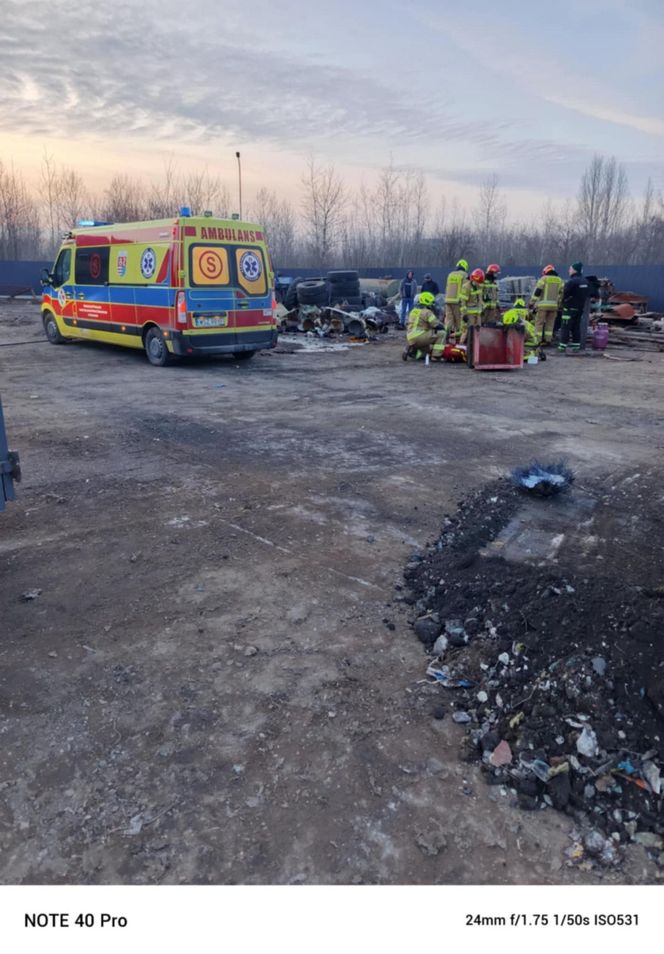 Wierzbica. Wybuch w zakładzie pracy. Dwóch mężczyzn rannych, jeden ciężko. Wypadek pod Radomiem [ZDJĘCIA].