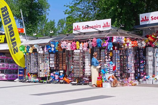 Wakacyjne pamiątki na straganach w nadmorskich kurortach