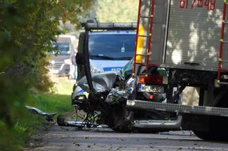 Śmierć na drodze. Zderzyli się czołowo, jeden z kierowców wypadł z auta