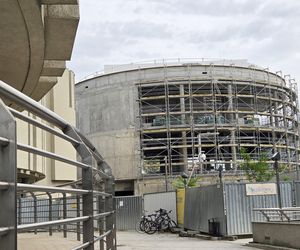 Szklana fasada Opery Nova nabiera kształtów. Rozbudowa wkracza w decydującą fazę!