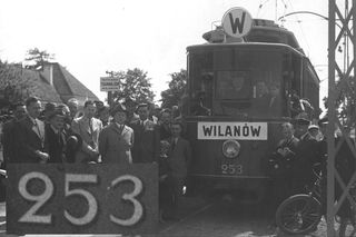 Cyfry na numerach taborowych Warszawskich Tramwajów na archiwalnych zdjęciach
