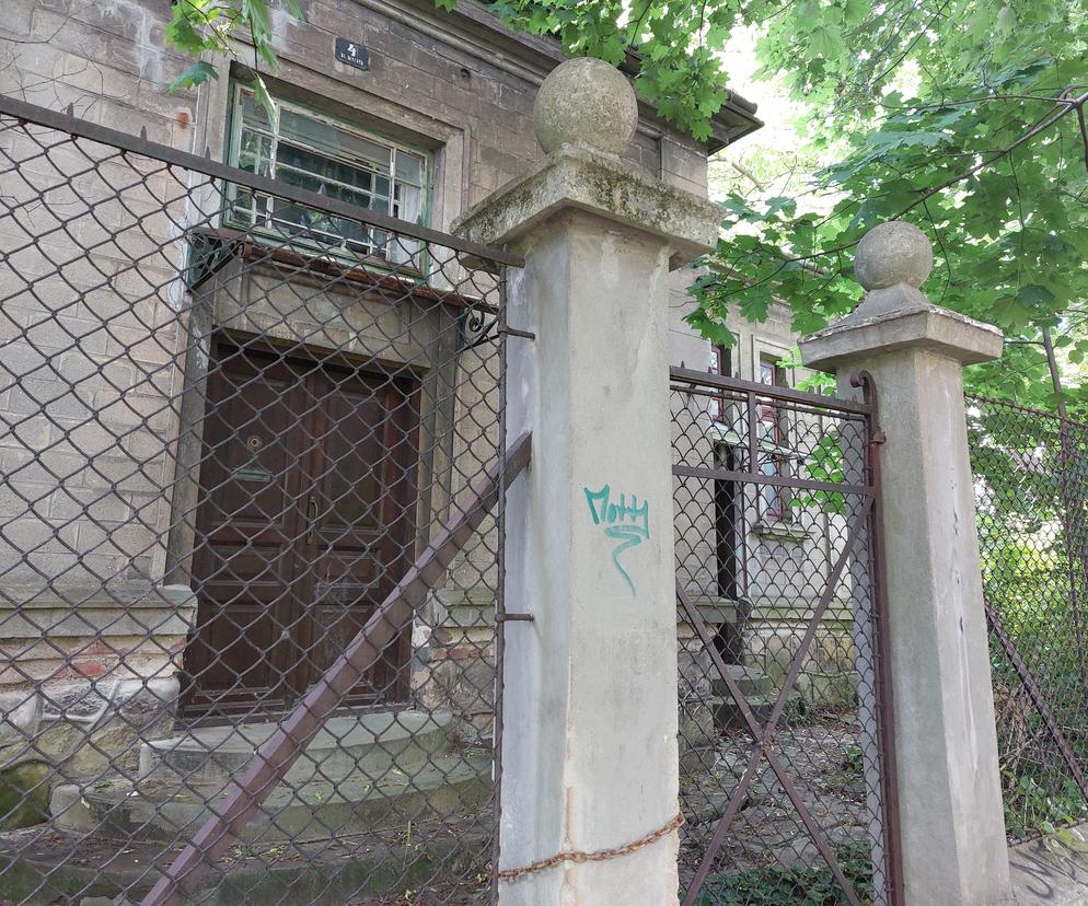  Willa z niezwykłą historią straszy w centrum miasta [GALERIA]
