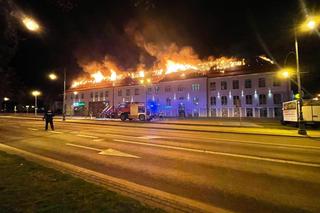 Pożar galerii handlowej w Ełku. Dach spłonął momentalnie [ZDJĘCIA]