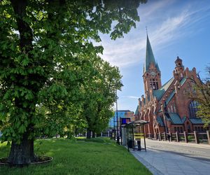 Plac Kościeleckich rozkwita na wiosnę. Bydgoszczanie chętnie wybierają go na spacer