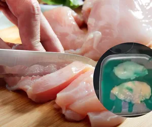 Przepis na śpiącego kurczaka podbija internet. Eksperci alarmują: to niebezpieczne dla zdrowia