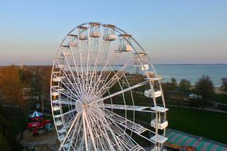 Nowa atrakcja turystyczna w Giżycku. W lunaparku stanęło ogromne koło widokowe 