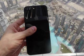 Zrzucił iPhone 7 z najwyższego budynku na świecie! Zobacz, co stało się z urządzeniem [WIDEO]