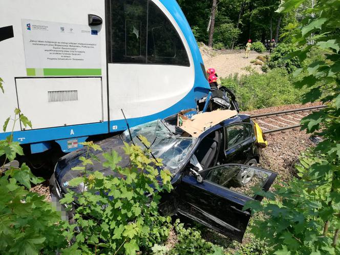 Koszmarny wypadek w Mikołowie! Kobieta w BMW wjechała pod pociąg