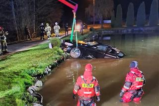 Pędził BMW i wpadł do stawu